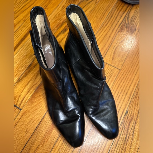 SALVATORE FERRAGAMO ITALIAN LEATHER ANKLE BOOTS WITH GANCINI BIT ZIPPER SIZE 7 - Picture 4 of 16